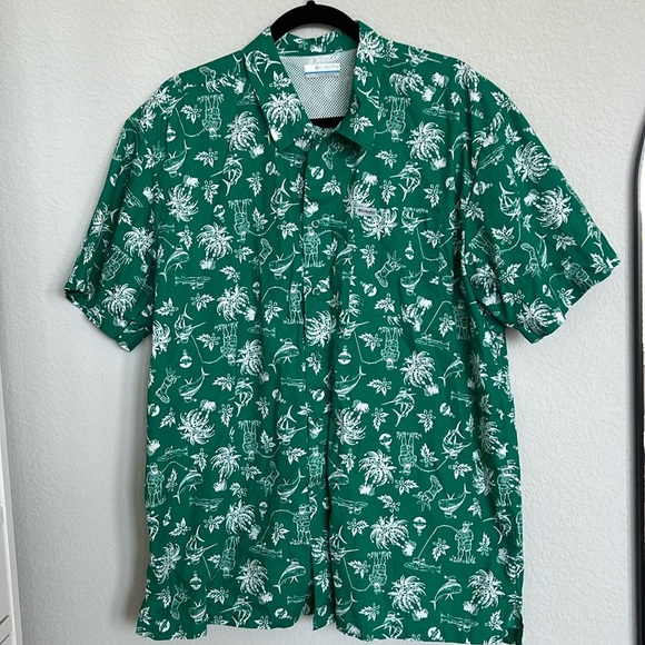 Columbia Green Hawaiian Fishing Santa Print Button Down PFG - Picture 1 of 5